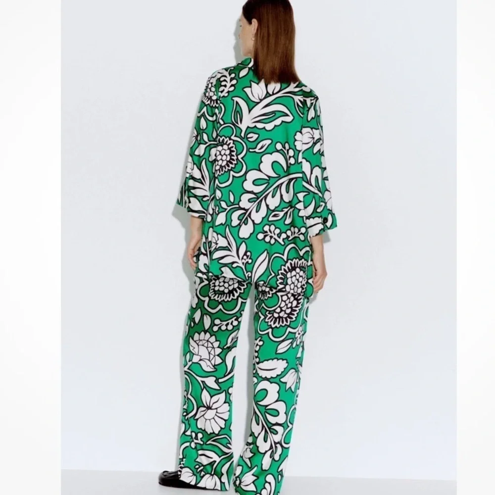 ZARA SATIN PALAZZO PANTS FLORAL PRINT ELASTIC WAIST SIZE SMALL KELLY GREEN  NWT